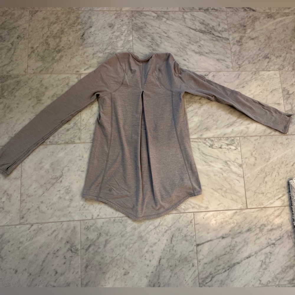 Lululemon long sleeved shirt with thumb holes with pleated back